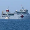 越南海军现代医院船为富安省人民免费体检和发放药物