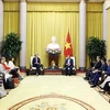 越南国家主席阮春福会见澳大利亚外交部长黄英贤