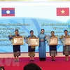 越南向老挝妇女联合会各集体和个人授予勋章和徽章