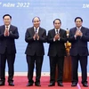 范明政、王廷惠等越南领导人荣获老挝国家金质勋章和一等自由勋章