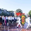 越南国家主席阮春福在广宁省英雄烈士纪念碑前上香