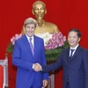 越共中央经济部部长陈俊英会见美国总统气候问题特使约翰·克里