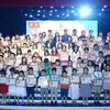越南国家副主席武氏映春向成绩优异学生颁发奖状