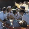 海军舰艇将在长沙岛县生病渔民送上岸接受治疗
