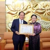 韩国驻越大使朴能运荣获“致力于各民族间和平与友谊”纪念章