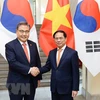 越南外长裴青山与韩国外长朴振举行会谈