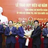 越南国家主席阮春福获颁40年党龄纪念章