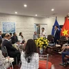 海外越南人国家委员会代表团走访慰问在澳越南人社群