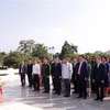 越老建交60周年：在老越南人社群敬献花篮 纪念凯山·丰威汉主席诞辰102周年 