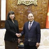 越南国家主席阮春福会见罗马尼亚驻越南大使克里斯蒂娜·罗米拉