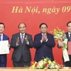 越南国家主席阮春福向两位新任副总理颁发任命书