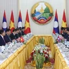 越南政府总理范明政与老挝政府总理宋赛·西潘敦举行会谈