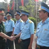 越南人民军总政治局领导人视察各单位并送上新春祝福