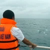 越南海军第二区及时营救海上遇险的9名渔民