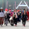 疫情爆发三年后中国首批游客通过老街省国际口岸入境越南