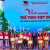 15名运动员和8名教练员在“越南体育的光荣”活动上获得表彰