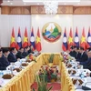 越南政府总理范明政与老挝政府总理宋赛·西潘敦举行会晤