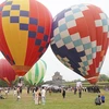 缤纷多彩的热气球点缀越南顺化市天空 
