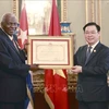 越南国会主席王廷惠向古巴全国人民政权代表大会主席埃斯特万·拉索·埃尔南德斯颁发胡志明勋章