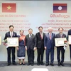 老挝向越南祖国阵线中央委员会和中央民运部领导人授予勋章