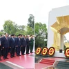 南方解放国家统一48周年：越南党和国家领导人拜谒胡志明主席陵