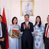 越南国家主席武文赏看望旅居英国越南人 