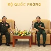 越南国防部长潘文江大将会见老挝退伍军人协会代表团