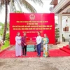 向老挝南部四省越侨移交越南国会主席王廷惠的礼物