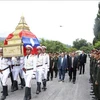 10名在老挝牺牲的越南专家和志愿军烈士的遗骸归国交接仪式在老挝乌多姆塞省举行