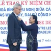 法国驻越大使荣获“致力于各民族和平与友谊”纪念章