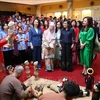 越马两国总理夫人观看越南水上木偶戏表演