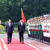 政府总理范明政举行仪式欢迎马来西亚总理安瓦尔访越