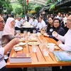 范明政与马来西亚总理安瓦尔·易卜拉欣参观图书街 品尝越南咖啡