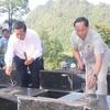 国会副主席陈光方看望高平省伤残军人和烈士家属并向其赠送礼物