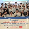 在韩国越韩混血学生参观了解越南风土人情