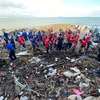 巴地头顿省：志愿者和游客参与清理海滩垃圾活动
