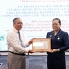 越南向老挝驻胡志明市总领事授予“致力于各民族和平友谊”纪念章
