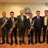 越南驻俄罗斯大使邓明魁向7名党员授予30年和40年党龄徽章