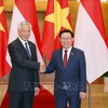 越南国会主席王廷惠会见新加坡总理李显龙