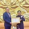 越南向哈萨克斯坦驻越大使授予和平友谊奖章