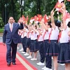 越南政府总理范明政举行仪式欢迎新加坡总理李显龙访越