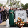 越南国家副主席武氏映春出席首都马普托胡志明大路新路牌揭牌仪式
