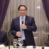 越南政府总理范明政与各投资基金就可持续发展议题举行座谈会