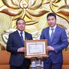 向老挝驻越南大使授予“致力于各民族和平友谊” 纪念章