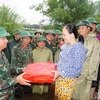 第四军区司令部向承天顺化省洪涝地区群众赠送慰问品
