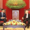 阮富仲总书记会见蒙古国总统乌赫那·呼日勒苏赫