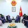 越南政府副总理黎明慨会见德国图林根州州长波多·拉梅洛