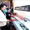 越共中央总书记阮富仲夫人和中共中央总书记、国家主席习近平夫人参观越南妇女博物馆