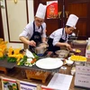 专业厨师在“岘港美食融入世界”大赛比拼