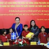 老挝和越南两国总理夫人探访太平省SOS儿童村并赠送礼物